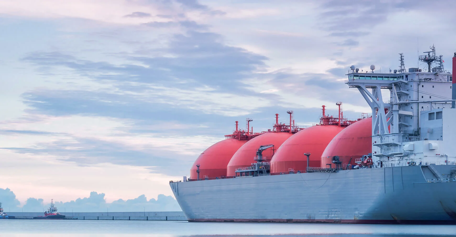 LNG Tanker mit roten Aufbewahrungsbehältern