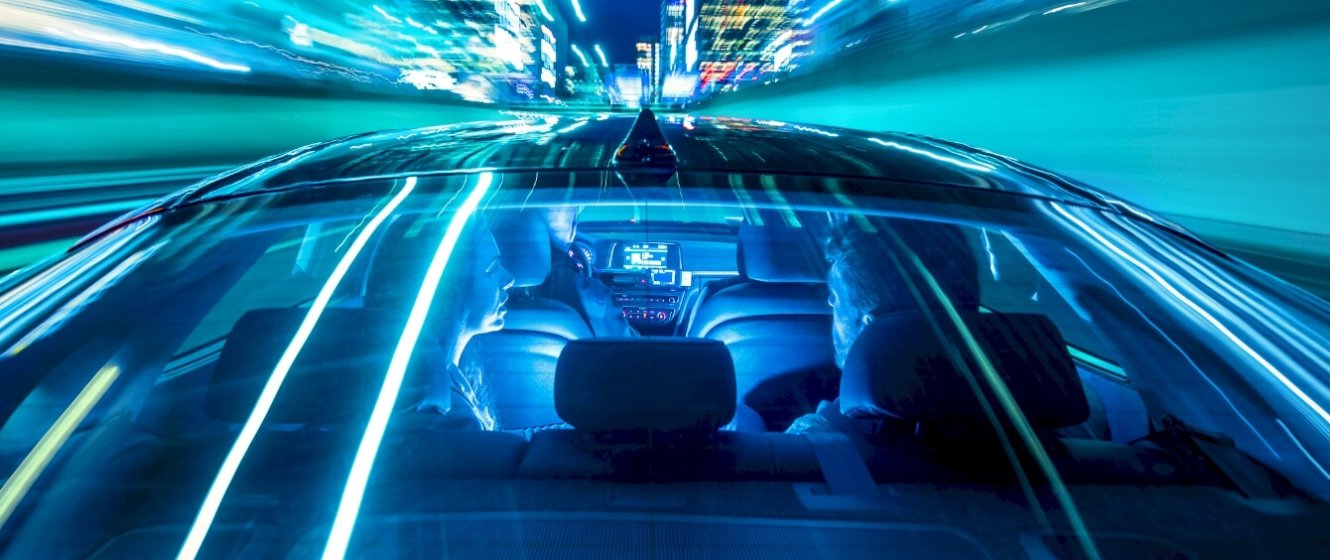 Stimmungsbild Menschen in fahrendem Auto Geschwindigkeit blau