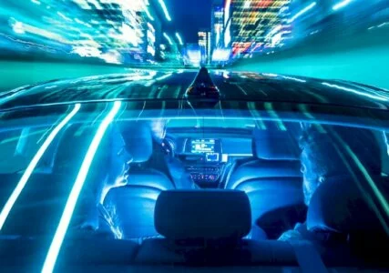 Stimmungsbild Menschen in fahrendem Auto Geschwindigkeit blau