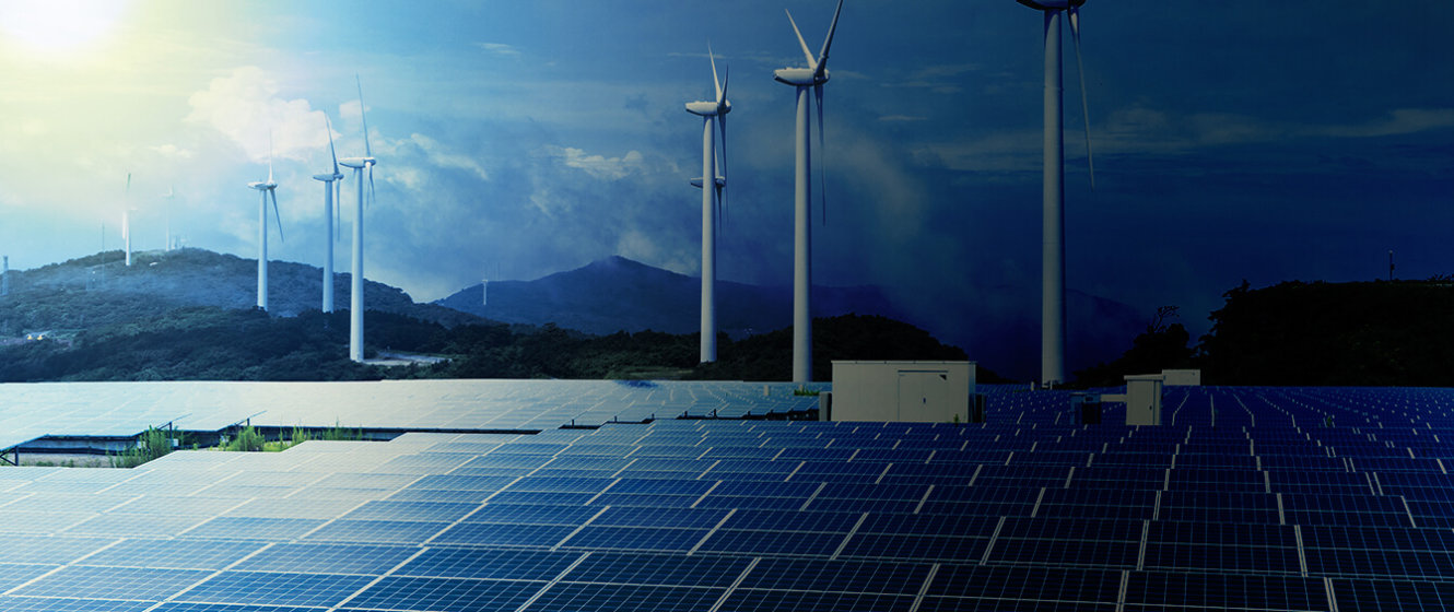 Stimmungsbild Dunkelflaute Photovoltaikanlage und Windkraftanlagen bei dunkelblauer Atmosphäre