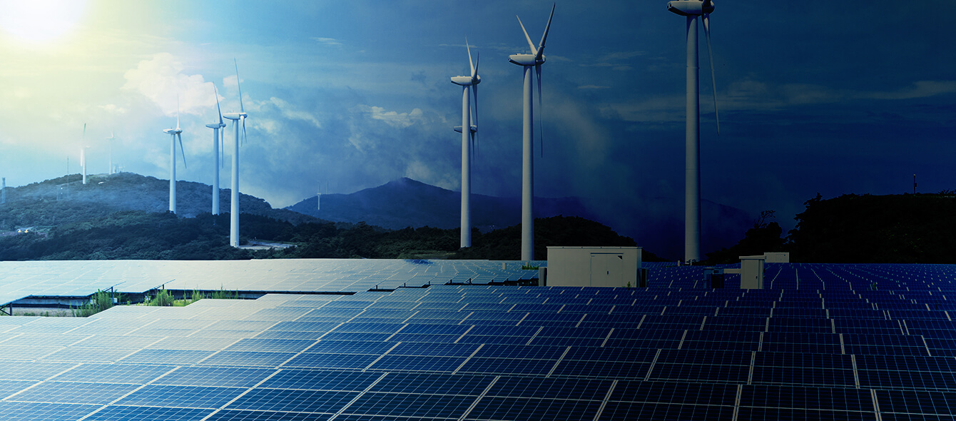 Stimmungsbild Dunkelflaute Photovoltaikanlage und Windkraftanlagen bei dunkelblauer Atmosphäre