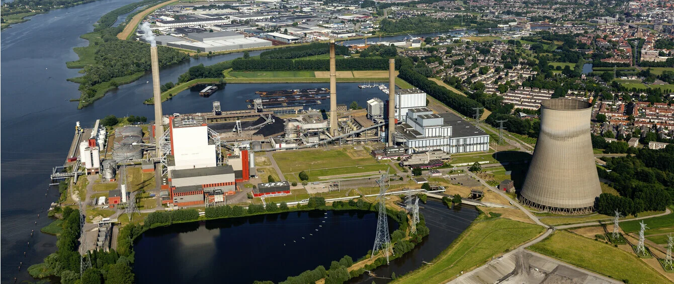 Luftaufnahme des Kraftwerks Amer in den Niederlanden