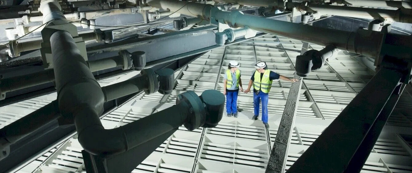 Innovationszentrum Kohle Innanansicht zwei Arbeiter im Kraftwerk Niederaußem