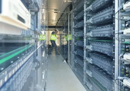 Energiespeicher im enformer Arbeiter im Inneren einer Batteriespeicheranlage
