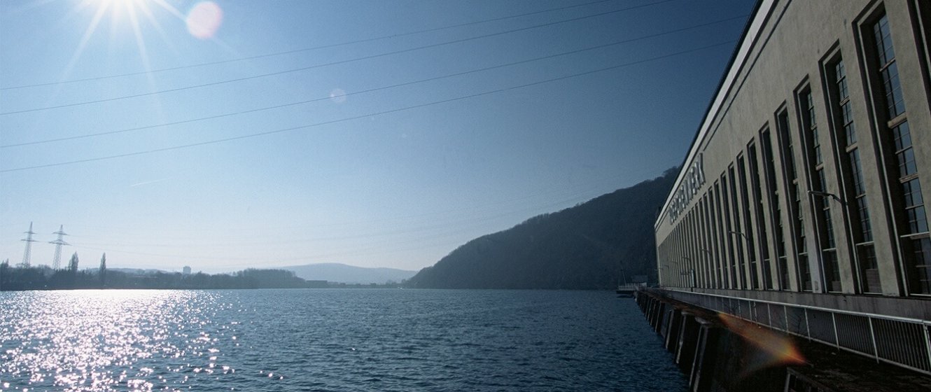Pumpspeicherkraftwerk zur Speicherung von Erneuerbaren Energien direkt an einem See