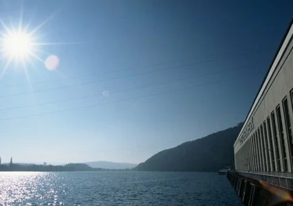 Pumpspeicherkraftwerk zur Speicherung von Erneuerbaren Energien direkt an einem See