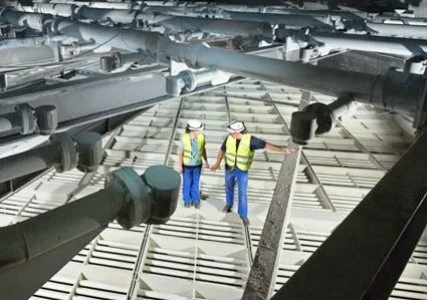 Innovationszentrum Kohle Innanansicht zwei Arbeiter im Kraftwerk Niederaußem