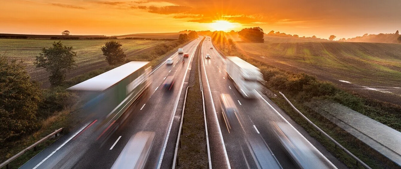 enformer Energiewende Stimmungsbild Autobahn Geschwindigkeit oranger Himmel