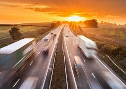 enformer Energiewende Stimmungsbild Autobahn Geschwindigkeit oranger Himmel