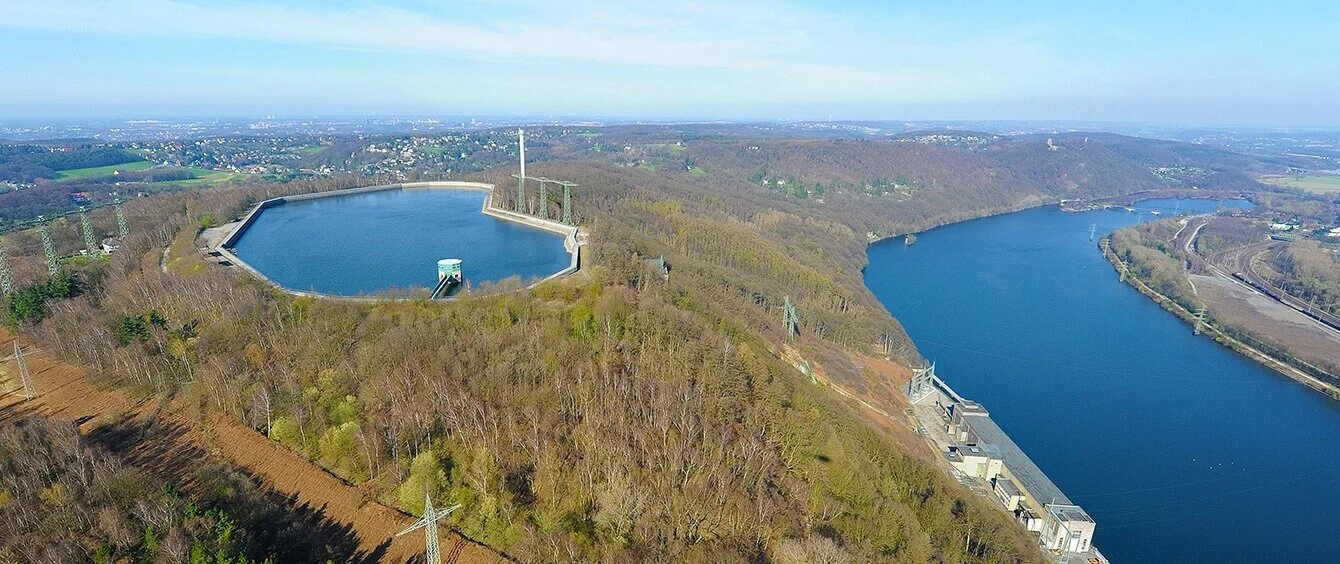 Pumpspeicherkraftwerk in einem See zur Speicherung von Energie