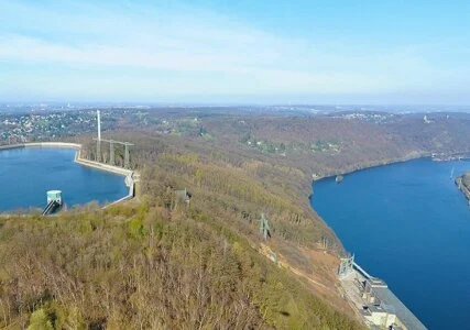 Pumpspeicherkraftwerk in einem See zur Speicherung von Energie