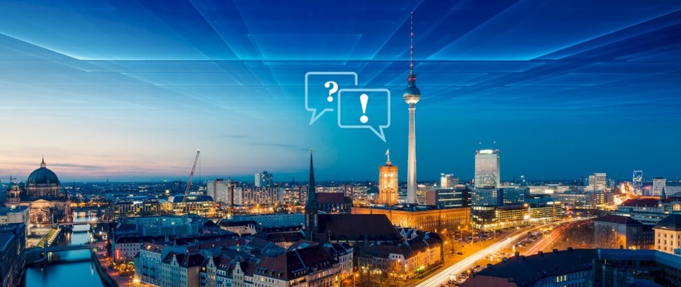 Versorgungssicherheit in Deutschland Panorama Berlin bei Nacht abstrakte Icons Frage und Antwort