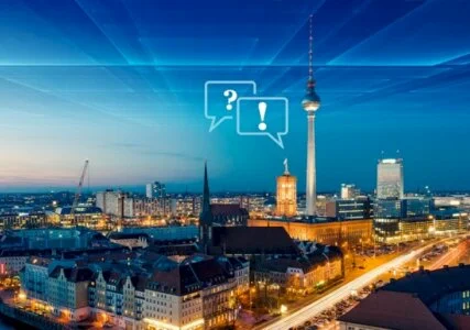 Versorgungssicherheit in Deutschland Panorama Berlin bei Nacht abstrakte Icons Frage und Antwort