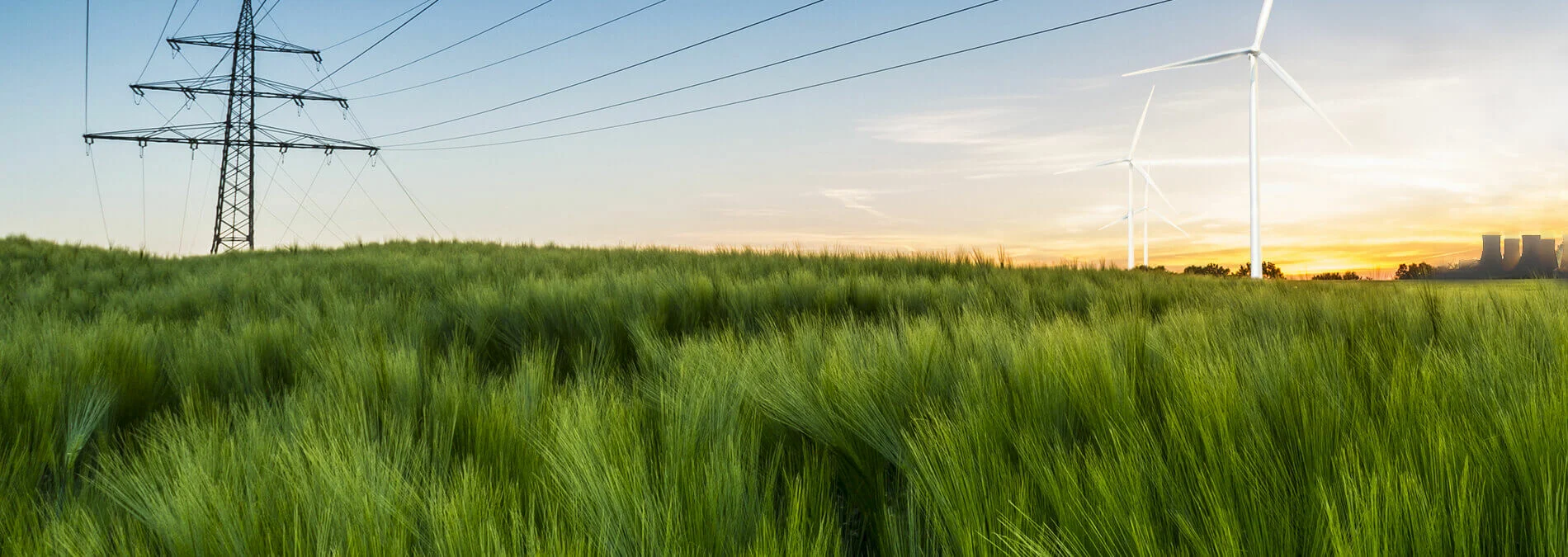 enformer Energiewende grüne Feldlandschaft Stommast Windkraftanlage Kohlekraftwerk im Hintergund