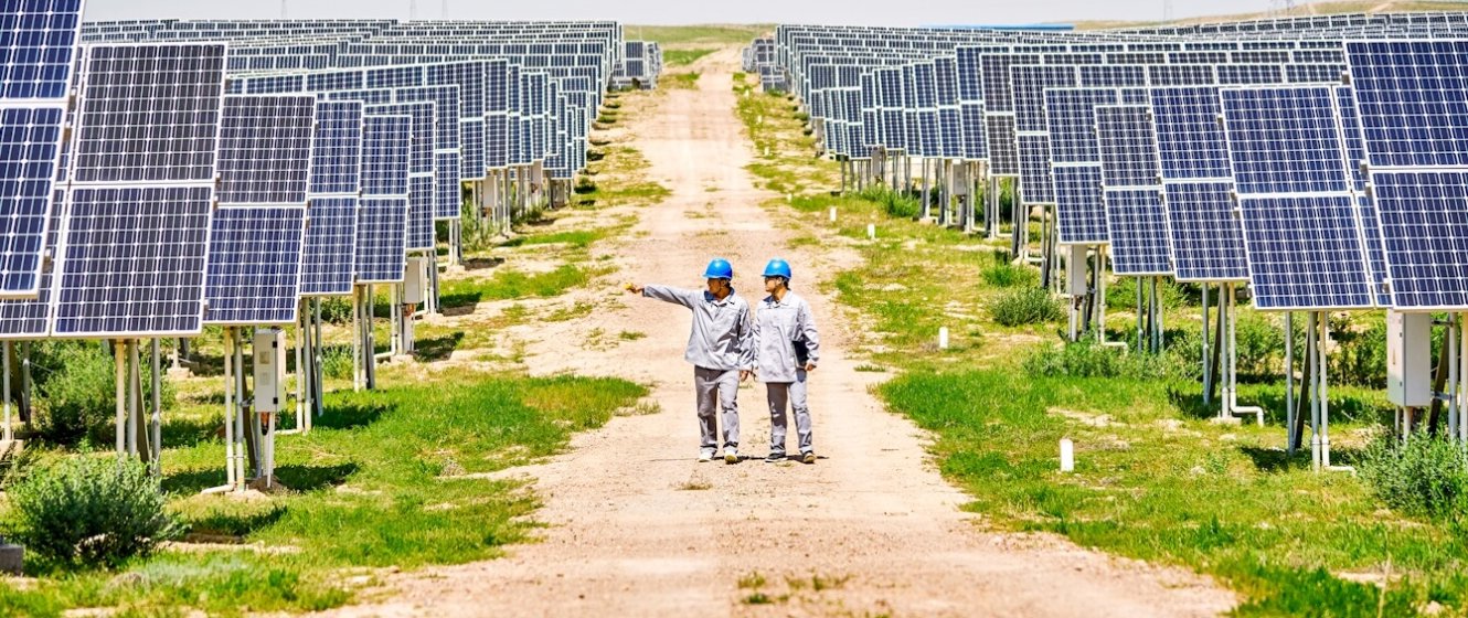 enformer Energiewende zwei Arbeiter in chinesischem Solarpark