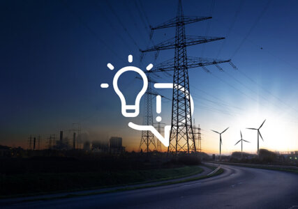 Konventionelle und Erneuerbare Energieerzeuger bei Sonnenuntergang, Stimmungsbild für Lösung oder Idee