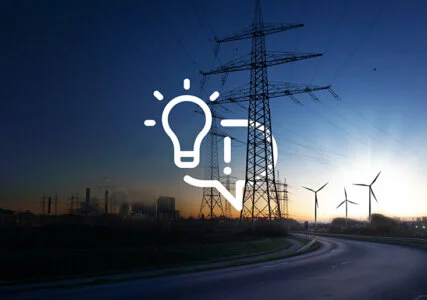 Konventionelle und Erneuerbare Energieerzeuger bei Sonnenuntergang, Stimmungsbild für Lösung oder Idee