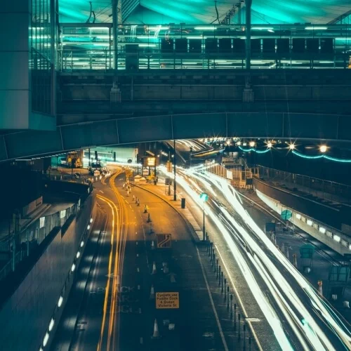 Straße in der Innenstadt bei Nacht mit Autolichtern