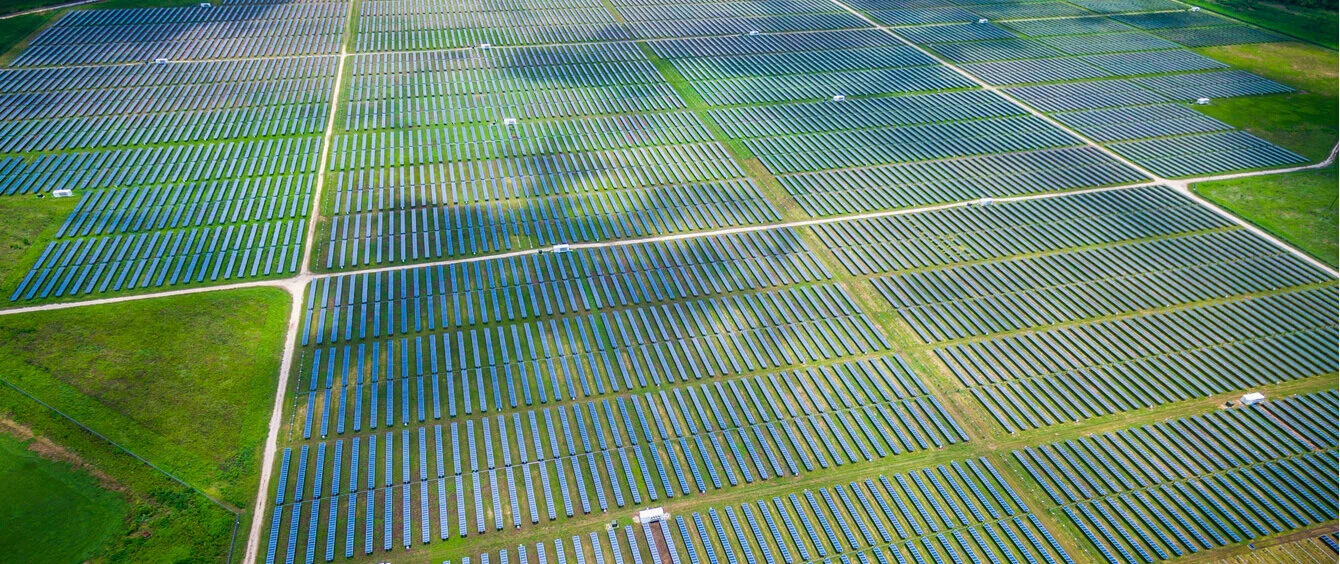 Energiewende im enformer Luftaufnahme Photovoltaikanlage auf grünen Feldern