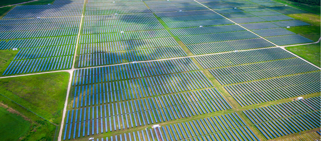 Energiewende im enformer Luftaufnahme Photovoltaikanlage auf grünen Feldern