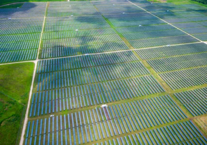 Energiewende im enformer Luftaufnahme Photovoltaikanlage auf grünen Feldern