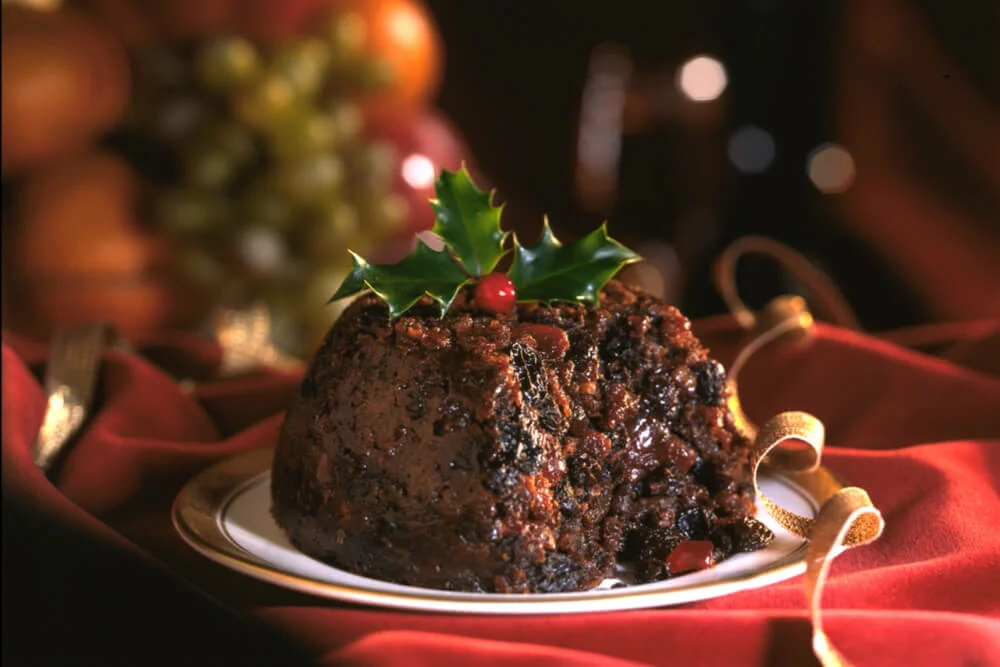 Stimmungsbild festlich dekorierter Christmas Pudding
