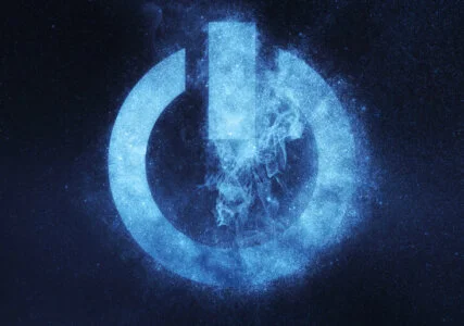 Stimmungsbild Power Zeichen Symbol als hellblaue Energie vor schwarzem Hintergrund