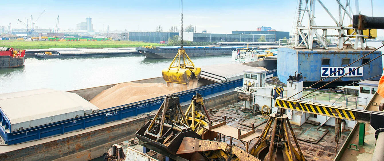 Klimaschutz im enformer Entladen von Holzpellets eines Frachtschiffes am Kraftwerk Amer