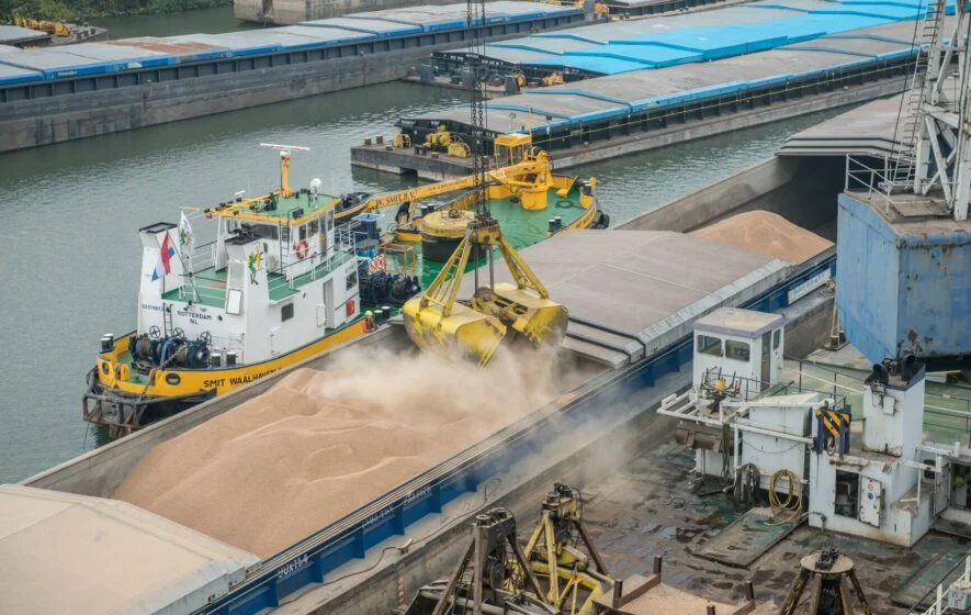 Stromerzeugung im enformer Luftaufnahme Entladen von Holzpellets eines Frachtschiffes am Kraftwerk Amer