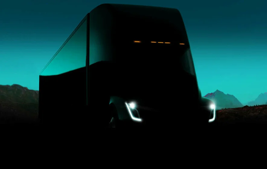 Stimmungsbild Tesla Elektro Truck im Dunkeln vor türkisem Himmel