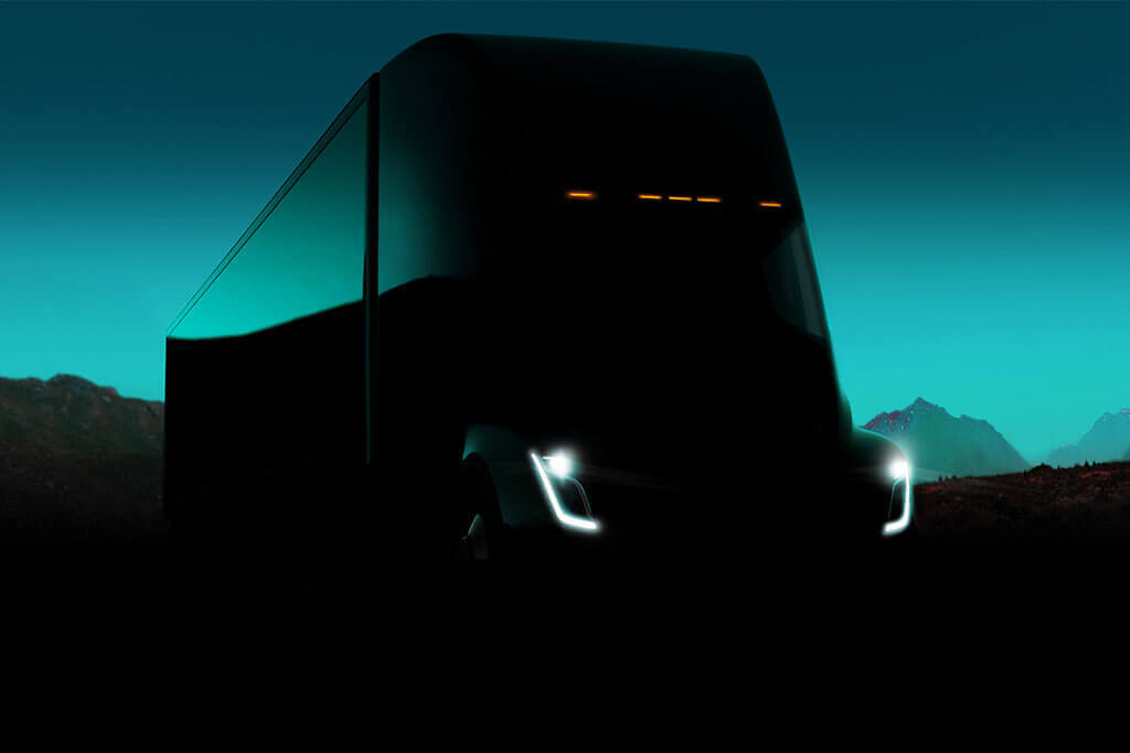 Selbstverständlich hat auch Tesla, der wohl bekannteste Hersteller von Elektroautos, inzwischen einen eigenen E-Truck vorgestellt. Der Name ist Tesla-typisch simpel: „Semi“ ist ein elektrisch betriebener Sattelzug. Mit vier Akkus, die schnelles Laden ermöglichen sollen, wiegt ein unbeladener 40-Tonner allerdings zwei Tonnen mehr als ein Diesel-Pendant, berichtet „The Economist“. Das bedeutet zwei Tonnen weniger Zuladung. Kleine Randnotiz: Tesla-Mitgründer Ian Wright baut mit seiner Firma Wrightspeed ebenfalls alte Diesel-Müllwagen auf Hybrid-Antrieb um (Quelle: Tesla). Stimmungsbild Tesla Elektro Truck im Dunkeln vor türkisem Himmel