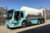 Mitte des vergangenen Jahres hat Volvo Trucks der Stadt Hamburg den ersten voll-elektrischen Müllwagen geliefert. Laut Hersteller steht dem Volvo FE Electric eine maximale Leistung von gut 500 PS (370 kW) zur Verfügung, um seine 27 Tonnen Gesamtgewicht zu bewegen. Die Akkus können Energie für bis zu 200 Kilometer speichern – eine Reichweite, die in dieser Gewichtsklasse auch andere Hersteller anbieten. Sind die Akkus leer, können sie mit einem geeigneten Ladesystem binnen 1,5 Stunden wieder aufgeladen werden. Das „Hamburger Abendblatt“ feierte die Auslieferung als „Weltpremiere“. Es war auch eine – zumindest für Volvo (Quelle: Volvo Trucks). Vollelektrischer Müllwagen Volvo FE Electric hellblau in Hamburg
