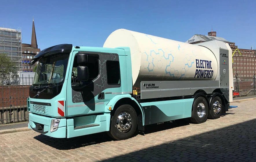 Vollelektrischer Müllwagen Volvo FE Electric hellblau in Hamburg