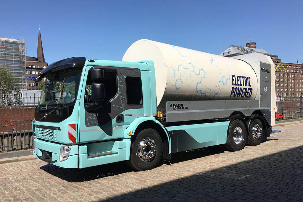 Vollelektrischer Müllwagen Volvo FE Electric hellblau in Hamburg