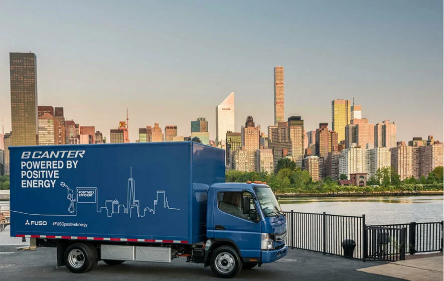 Blauer Elektro LKW vor New Yorker Skyline