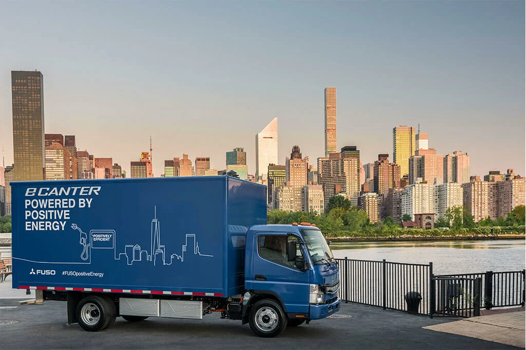 Blauer Elektro LKW vor New Yorker Skyline