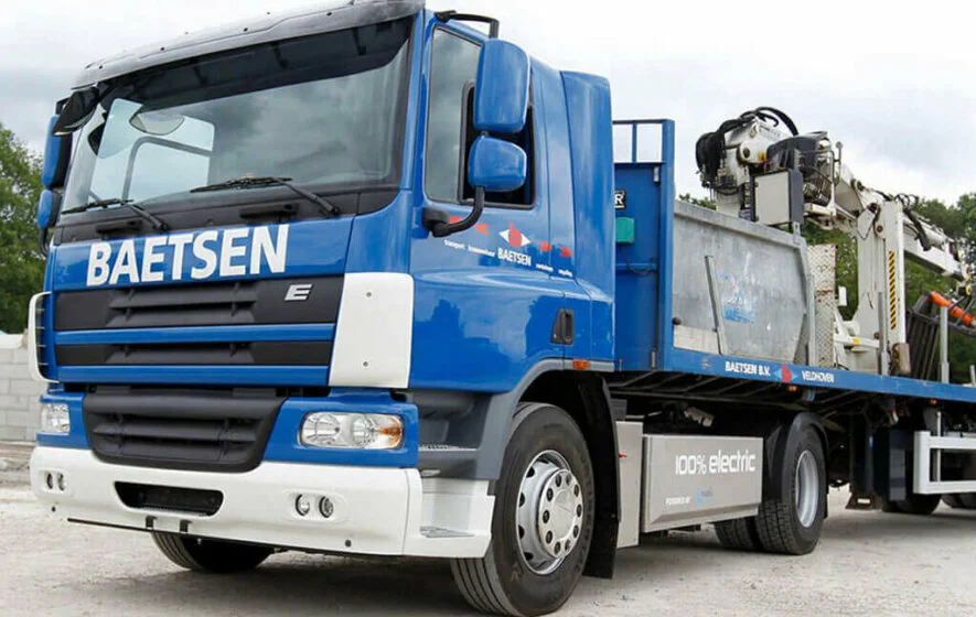 Blauer elektrisch betriebener LKW