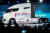 Nikola – das zweite Unternehmen am E-Mobility-Markt, das sich mit seinem Namen auf den (fast vergessenen) Elektropionier Nikola Tesla bezieht, will ganz weit hinaus: Der „Nikola One“ kombiniert Lithium-Ionen-Akkus und Wasserstoff-getriebene Brennstoffzellen. Damit soll er Reichweiten von bis zu 1.000 Meilen, also mehr als 1.600 Kilometer, erzielen. Der große Vorteil, den die Brennstoffzelle gegenüber Akkus haben: Die Tanks sind in 20 Minuten aufgefüllt. 2020 sollen die ersten Trucks ausgeliefert werden (Quelle: Nikola Motor Company). Weißer Elektro Truck Nikola One mit rotem Schriftzug in Messehalle
