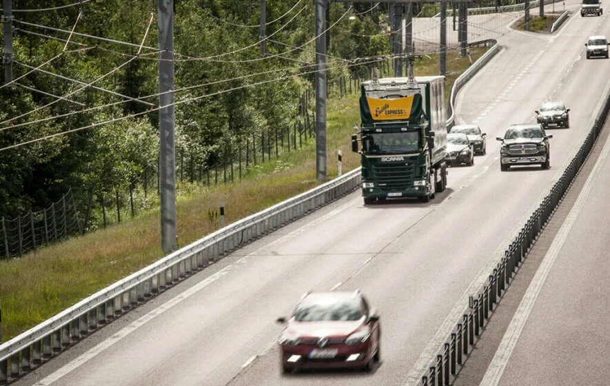 Sektorenkopplung im enformer dunkler Hybrid Truck auf E Highway