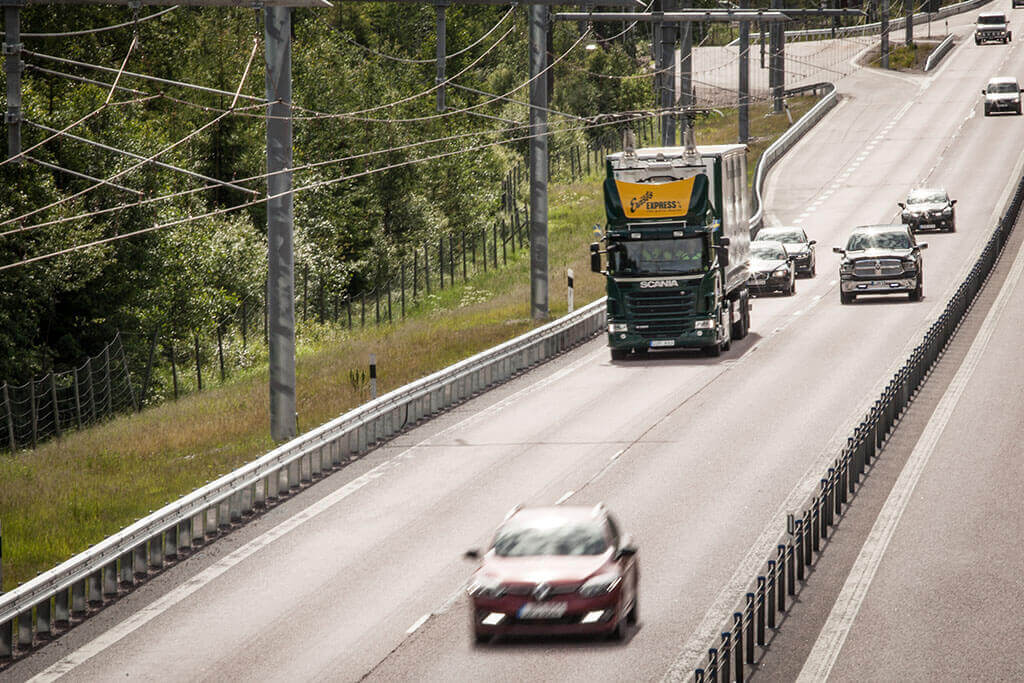 Sektorenkopplung im enformer dunkler Hybrid Truck auf E Highway