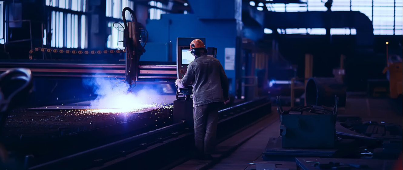 Arbeiter in energieintensiver Branche bei Metallverarbeitung Produktionsstätte Schwerindustrie Maschinenbau Stahlerzeugung