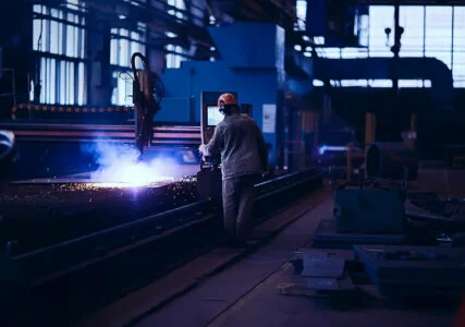 Arbeiter in energieintensiver Branche bei Metallverarbeitung Produktionsstätte Schwerindustrie Maschinenbau Stahlerzeugung