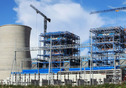 Energiewirtschaft im enformer Bau eines Kohlekraftwerks blaue Baugerüste und Kühlturm