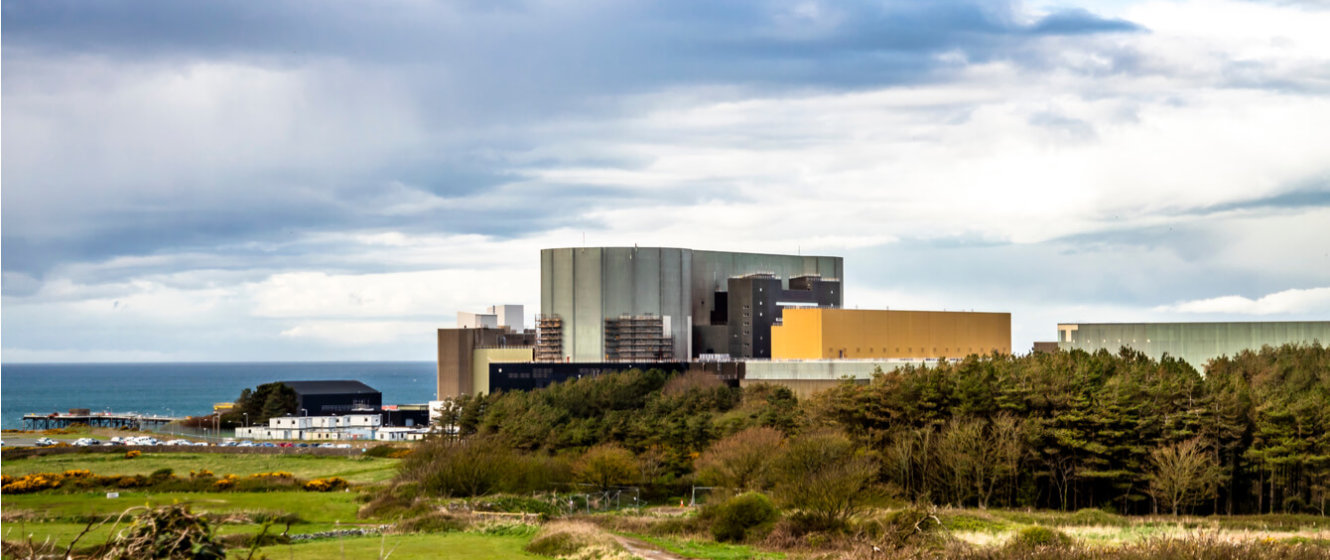 Energiepolitik im enformer Panoramaaufnahme des Kernkraftwerks Wylfa bei bewölktem Himmel