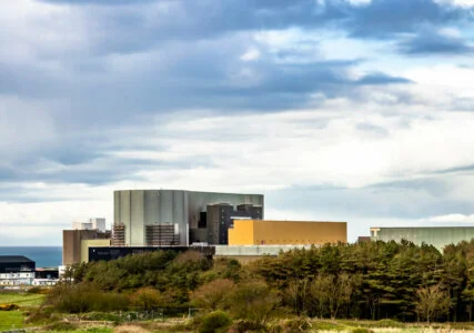 Energiepolitik im enformer Panoramaaufnahme des Kernkraftwerks Wylfa bei bewölktem Himmel