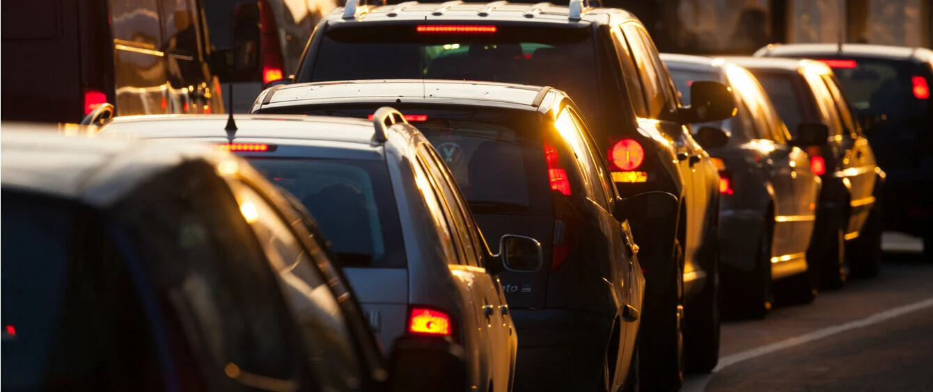 Autos stehen im Stau