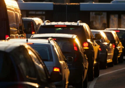 Autos stehen im Stau