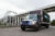 Kurz vor Weihnachten 2018 hat der Mercedes-Mutterkonzern Daimler einem Kunden in Kalifornien den ersten E-Truck der US-Marke Freightliner ausgeliefert. Insgesamt sind nach Angaben von Mercedes 20 normale LKW und zehn Sattelschlepper bestellt. Mit dieser Produktpalette nennt sich Daimler „weltweit erster Hersteller, der elektrische LKW in allen Gewichtsklassen gemeinsam mit Kunden in der Praxis erprobt“. Bei 18- bis 26-Tonnern und bei den Sattelschleppern macht den Schwaben unter anderem die VW-Tochter MAN Konkurrenz (Quelle: Daimler AG). E-Truck mit blendenden Lichtern vor einer Brücke