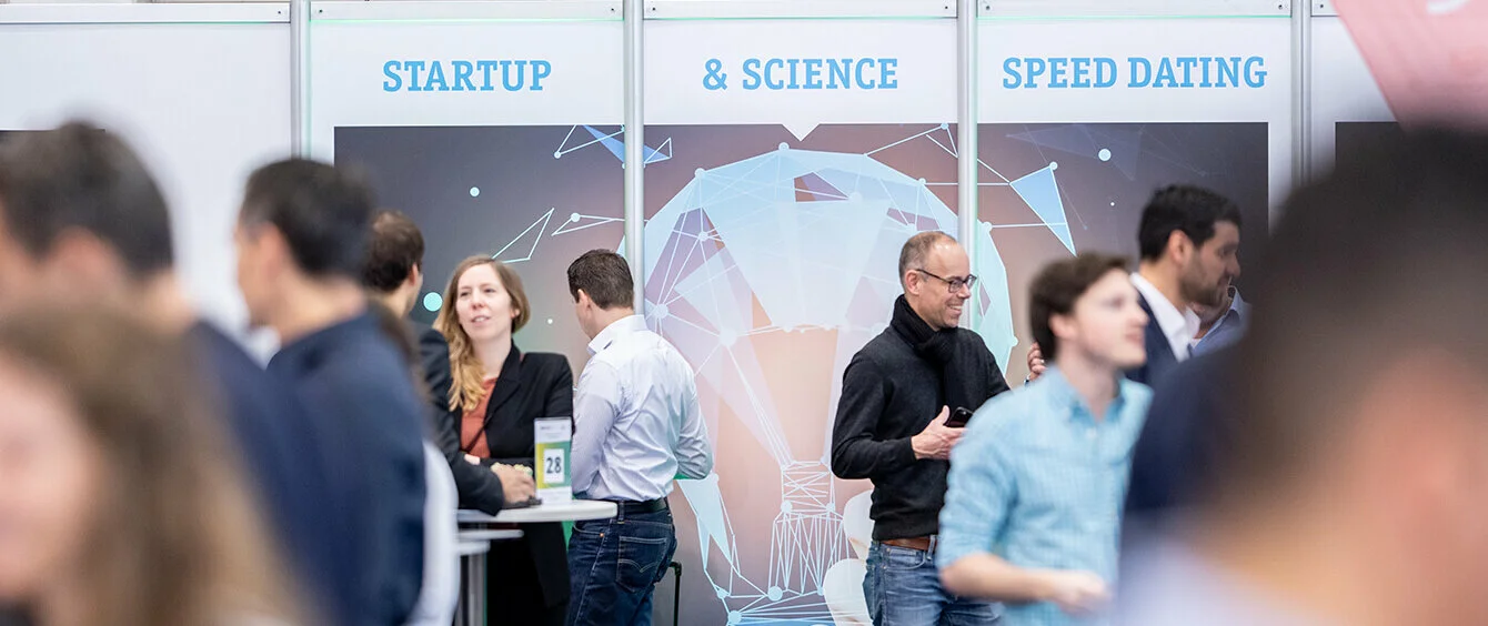 Menschen auf einer Messe für Energie Start-ups