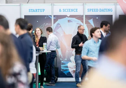 Menschen auf einer Messe für Energie Start-ups